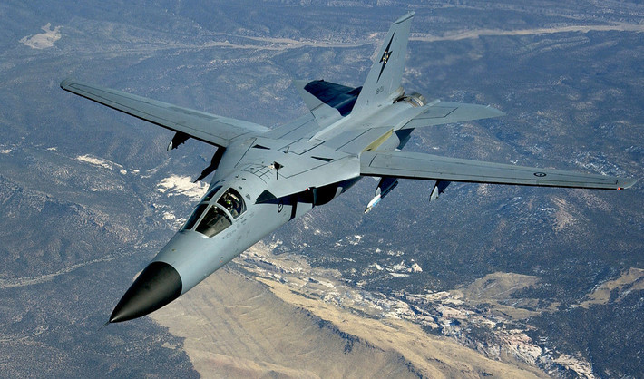 Tiếp theo là phiên bản F-111 Aardvark. Đây là loại máy bay ném bom chiến thuật được Không quân Mỹ cho nghỉ hưu từ năm 1998. F-111 có tốc độ tối đa Mach 2.5 và có 9 giá treo dưới bụng cùng 2 giá treo trong khoang vũ khí, tối đa có thể mang theo 14.300 tấn bom. Kiểu thiết kế cánh cụp cánh xoè chính là mấu chốt khiến nó tăng tốc độ lên được tới Mach 2.5. Nguồn ảnh: MiGflug.
