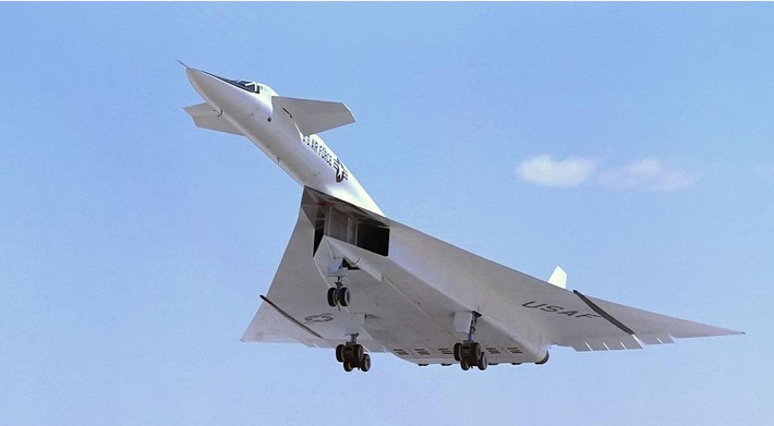 Mỹ cũng từng sở hữu máy bay ném bom chiến lược siêu âm, đó là phiên bản thử nghiệm XB-70 Valkyrie. Tốc độ tối đa của máy bay ném bom có 6 động cơ này lên tới Mach 3. Sở dĩ XB-70 có tốc độ cao như vậy là để nó có thể tránh khỏi bán kính ảnh hưởng của các vụ nổ bom hạt nhân sau khi thực hiện phi vụ đánh bom hạt nhân được triển khai từ chính XB-70 Valkyrie. Nguồn ảnh: MiGflug.