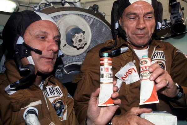 Bữa ăn đầu tiên trong không gian được thực hiện bởi phi hành gia Yuri Gagarin của Liên Xô vào năm 1961. Thực phẩm đầu tiên được ăn trong không gian là thịt bò và gan xay nhuyễn, được đóng gói trong ống như tuýp kem đánh răng. Điều này giúp tránh việc các mảnh vụn thức ăn bay lơ lửng trong môi trường không trọng lực, có thể gây hỏng thiết bị hoặc nguy hiểm cho phi hành đoàn. (Ảnh: Heraeus Group)