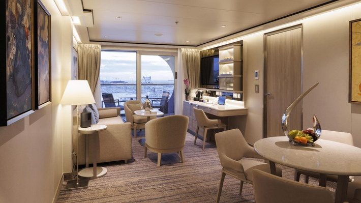 5. Silver Moon - Silversea Cruises: Silver Moon nổi bật với dịch vụ quản gia riêng và các chương trình ẩm thực độc đáo. Tàu có các nhà hàng phục vụ ẩm thực đa dạng và các hoạt động giải trí phong phú, từ lớp học nấu ăn đến các buổi biểu diễn nghệ thuật.(Ảnh:Riviera Maritime Media)