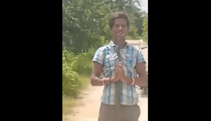 Trong clip, Shivaraj tự tin và không tỏ ra sợ hãi khi con " quái thú" vùng vẫy. Cậu và cha kiếm sống bằng nghề bắt và giết rắn, và chính cha của Shivaraj là người đề xuất quay video này. Tuy nhiên, chỉ ít phút sau, Shivaraj bị con rắn hổ mang cắn và tử vong. Video đã gây phẫn nộ trên mạng xã hội vì hành động liều lĩnh và nguy hiểm của hai cha con. (Ảnh cắt từ clip của Newsflare)