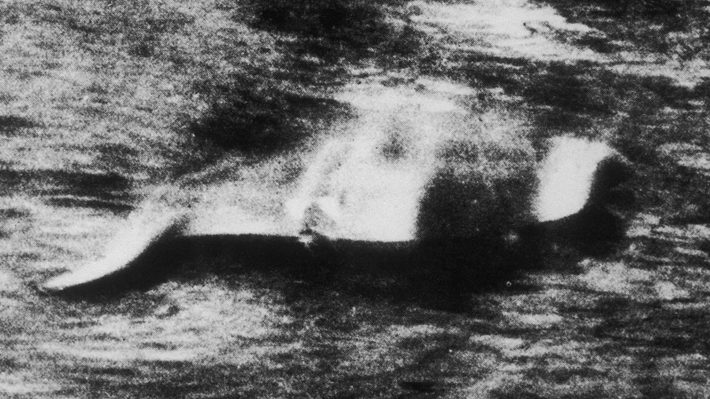 Câu chuyện về Nessie bắt đầu từ thế kỷ thứ 6, khi một nhà sư người Ireland tên là Saint Columba được cho là đã nhìn thấy một sinh vật khổng lồ trong hồ. Tuy nhiên, phải đến năm 1933, khi một bài báo trên tờ Inverness Courier mô tả việc một cặp vợ chồng nhìn thấy một sinh vật lớn băng qua đường trước khi lao xuống hồ, sự quan tâm của công chúng mới thực sự bùng nổ. (Ảnh: Sky News)