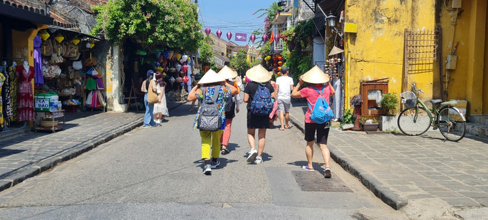 Bà Trương Thị Ngọc Cẩm - Giám đốc Trung tâm Văn hóa Thể thao và Truyền thanh Truyền hình thành phố Hội An - cho hay, ngoài việc thiết lập những điểm bán vé, thành phố cũng tổ chức hướng dẫn các đoàn khách xuống xe mua vé tham quan và bố trí xe điện đỗ tại bến để phục vụ du khách.