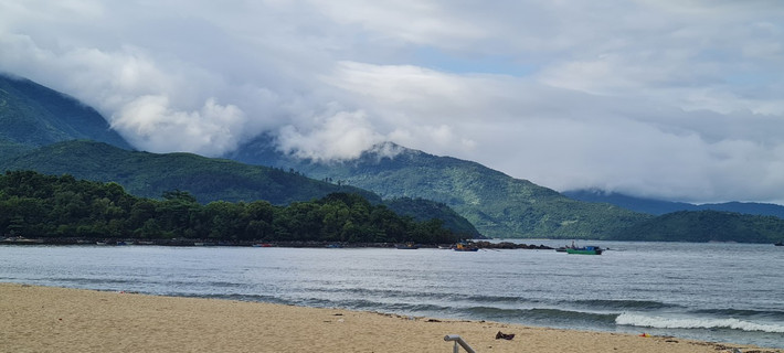 Từ đây có thể ngắm thật gần cung đèo Hải Vân - một trong những cung đèo mạo hiểm và đẹp nhất Việt Nam.