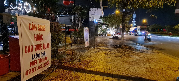 Đường Hoàng Thị Loan - một trong những cung đường tập trung nhiều nhà hàng, quán nhậu ở khu vực tây bắc thành phố Đà Nẵng. Từng được mệnh danh là "phố Hồng Kông bên hông cầu vượt" với loạt nhà hàng, quán nhậu lúc nào cũng đông nghịt, nhưng nay đã khác...