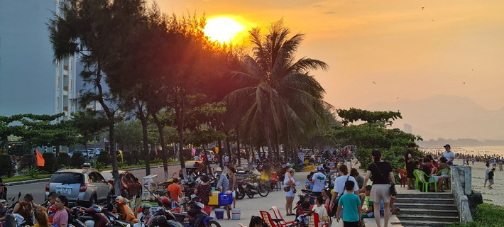 Trên vỉa hè, hàng nước cũng nhộn nhịp...