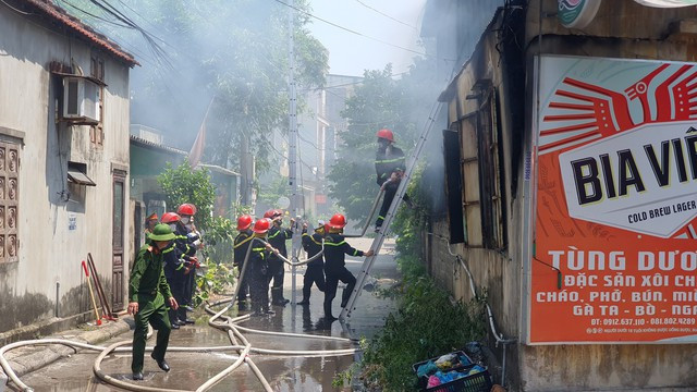 Theo thông tin ban đầu, sáng nay chủ quán có tới mở cửa để dọn dẹp. Đến khoảng 9h30, chủ quán đóng cửa để về nhà, đến gần 10h xuất hiện dấu hiệu có cháy.