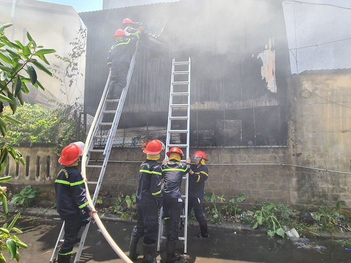 Vụ cháy đã thiêu rụi hoàn toàn quán ăn, rất may không có thiệt hại về người