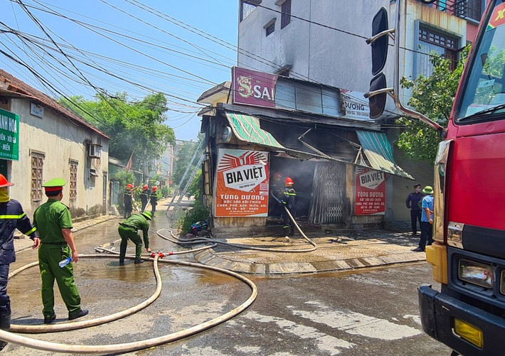 Đến 10h15 cùng ngày, đám cháy tại quán cháo gà đã được dập tắt hoàn toàn, không lan qua những ngôi nhà bên cạnh.