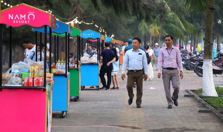 Đây là phố ẩm thực mới nằm ở phía Tây Bắc TP Đà Nẵng, kéo dài hơn 500m đoạn từ Công viên Nguyễn Tất Thành đến đường Xuân Thiều 5.