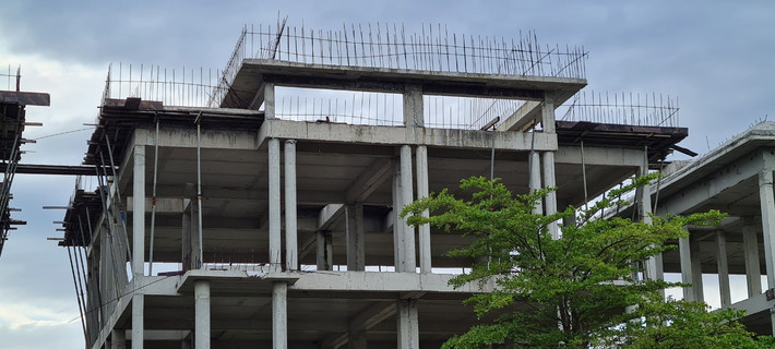 Những khung nhà 3 tầng nằm ở mặt tiền, sắt thép đã bắt đầu hoen gỉ, tường xi măng đã đổi màu theo thời gian.