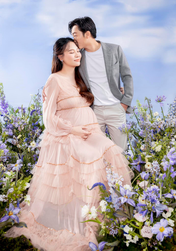 Mẹ bầu gây sốt vì nhan sắc mặn mà, vẻ ngoài khoẻ khoắn trong loạt ảnh khoe bụng vượt mặt
