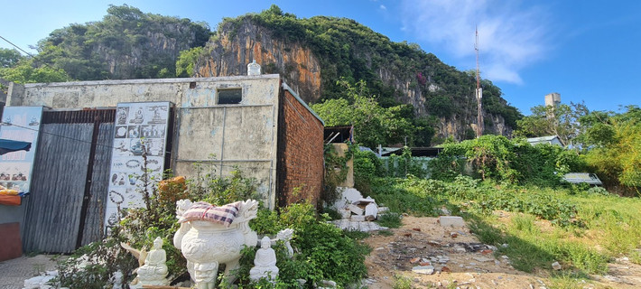 Chị Lan Anh, một du khách đến từ Khánh Hòa cho rằng, phong cảnh Ngũ Hành Sơn khá đẹp, nhưng dạo quanh chân núi thì thấy nhiều chỗ còn lộn xộn, nhếch nhác.