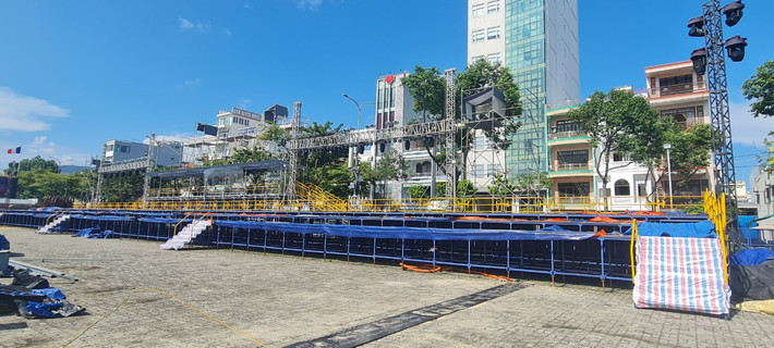 Đến thời điểm này, công tác thi công khán đài cơ bản đã hoàn tất, chỉ còn phần trang trí và kiểm tra hệ thống điện.