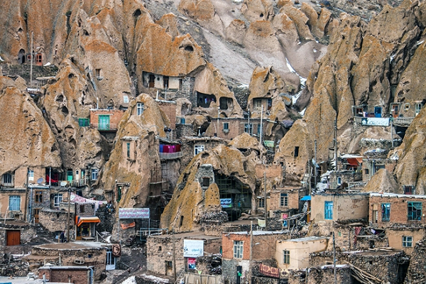 Ngôi làng Kandovan nằm ở phía tây nam cách thành phố Tabriz, tỉnh Đông Azerbaijan của Iran khoảng 60km. Theo truyền thuyết, những cư dân đầu tiên đến sống trong những chóp đá đó để trốn tránh quân xâm lược Mông Cổ.