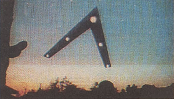 Vào tối ngày 13/3/1997, hàng ngàn người dân ở bang Arizona, Mỹ bất ngờ nhìn thấy một UFO có hình chữ V trong khoảng thời gian từ 7h30 - 10h30. Theo lời kể của các nhân chứng, UFO hình chữ V có kích thước khá lớn. Vật thể bí ẩn phát ra một chùm ánh sáng kỳ lạ.