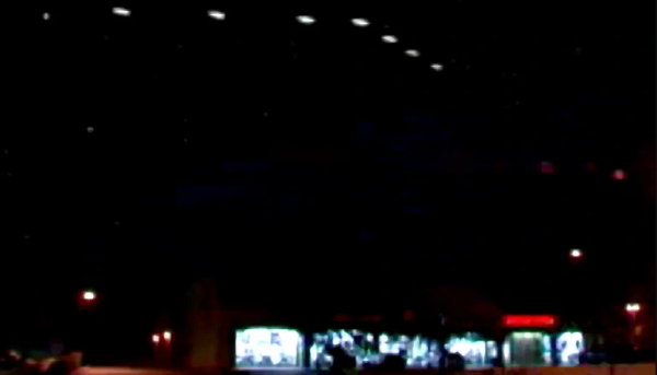 UFO bí ẩn trên được các nhân chứng báo cáo di chuyển từ Tucson tới Phoenix. Khi đến Phoenix, vật thể bay không xác định dừng di chuyển. Nó ở yên một vị trí trên bầu trời trong một khoảng thời gian ngắn.