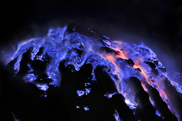 Kwan Ijen là một trong số nhiều ngọn núi lửa vẫn đang hoạt động tại phía Đông đảo Java, Indonesia. Có độ cao lên đến 2.443 m so với bề mặt nước biển, trên miệng ngọn núi lửa này còn có một hồ nước với độ sâu lên đến 200m.