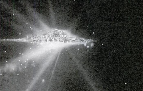 Tấm hình này đã được kính viễn vọng Hubble chụp vào ngày 26/12/1993, chỉ ít ngày trước khi nó được mang đi sửa chữa. Nó thể hiện một cảnh tượng vô cùng đặc biệt, trông giống như một thành phố màu trắng lung linh, bồng bềnh trôi giữa màn đen vũ trụ hệt như một thiên đường.