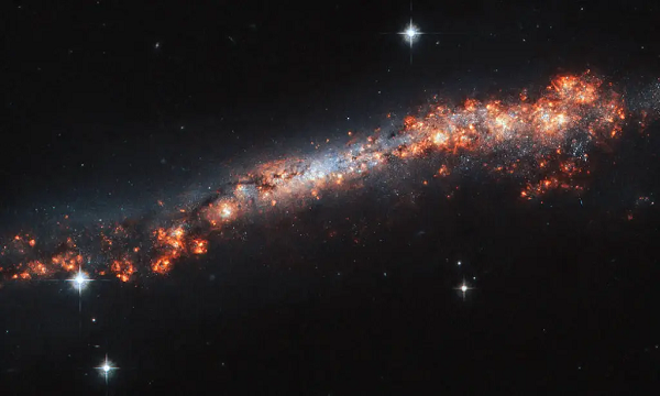 Kính Hubble mang tên của nhà thiên văn học Mỹ Edwin Powell Hubble (1889-1953). Đây là kính thiên văn phản xạ được trang bị hệ thống máy tính và một gương thu ánh sáng có đường kính 240 cm.