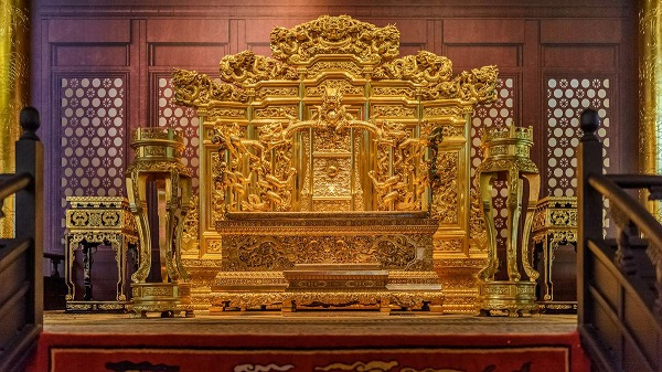 Không thiếu những giai thoại bí ẩn, rùng rợn về Tử Cấm Thành vẫn được lưu truyền đến ngày nay. Trong đó có ngai vàng Tử Cấm Thành - chiếc ghế rồng quyền lực có thể quyết định số mệnh của bất cứ ai ngồi lên nó.