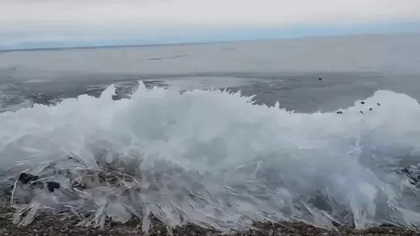 Một nhiếp ảnh gia ở Siberia, Nga đã ghi lại được khoảnh khắc vô cùng kỳ diệu của thiên nhiên khi những con sóng nước ngọt tràn vào từ Hồ Baikal bị đóng băng ngay lập tức, rơi xuống như miếng kính bị vỡ.