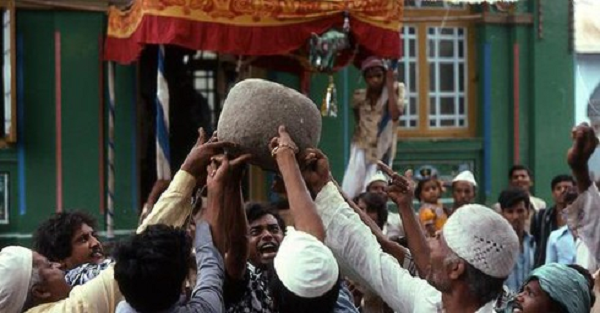 Ngôi đền thờ Qamar Ali Darvesh ở làng Shivapur, Ấn Độ nổi tiếng thế giới với hòn đá "thánh" nặng 90kg mang tên Levitating. Điều kỳ bí là nó có thể tự bay lên cao khi 11 người chỉ ngón tay trỏ của tay phải vào phần dưới hòn đá.