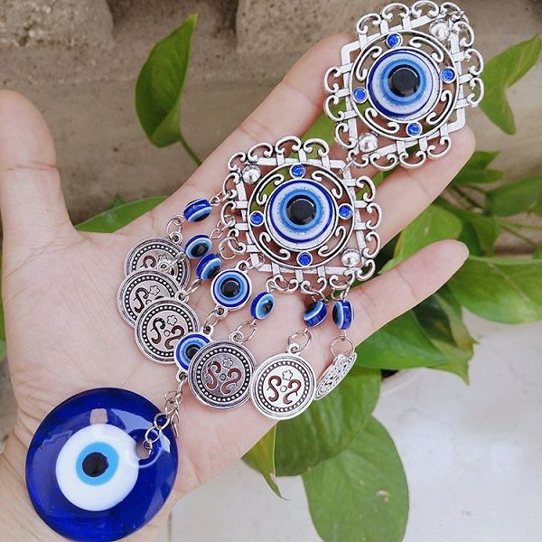Đã có rất nhiều mặt dây chuyền hình Con mắt Horus màu xanh biếc đã được khai quật từ Ai Cập và những hạt cườm mắt quỷ màu xanh đã được người Phoenician, người Assyrian, người Hy Lạp, người La Mã sử dụng.
