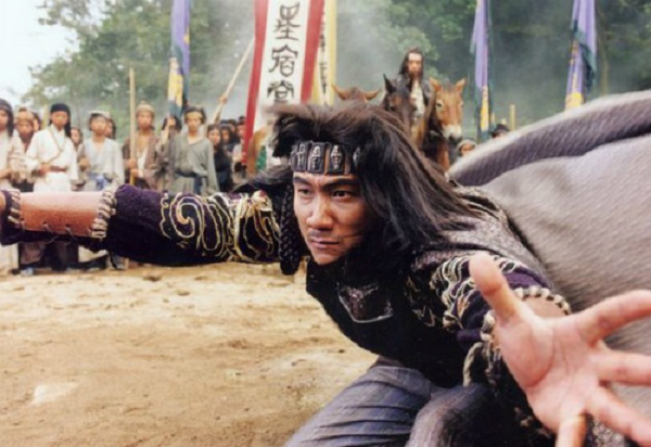 Giáng Long Thập Bát Chưởng là võ công thượng thừa trong kiếm hiệp Kim Dung, 1 trong 2 tuyệt kĩ võ học của Cái Bang. Có tổng cộng 28 chiêu thức, tuy nhiên sau này Tiêu Phong nhận thấy các chiêu thức vẫn chưa đủ uy lực nên đã rút gọn và bổ sung thêm, tạo thành Hàng Long Thập Bát Chưởng với uy lực vô song, khó có võ công nào trong thiên hạ có thể sánh ngang.