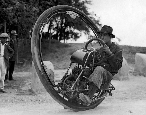Gerdes, một kỹ sư người Thụy Sĩ đã phát minh ra chiếc xe một bánh độc đáo này năm 1931.