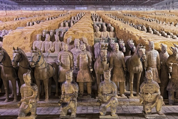 Đội quân đất nung là một phần của quần thể lăng mộ hoàng gia cổ đại lớn nhất thế giới, lăng mộ Tần Thủy Hoàng. Khoảng 8.000 bức tượng với kích cỡ bằng người thật đã được phát hiện.
