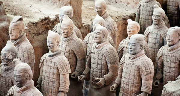 Bên cạnh đó, những tượng đất đứng trong lăng mộ đều có tư thế tay cầm vũ khí hướng về phía trước. Một số tượng khác ở tư thế nửa quỳ, hai bên tay còn ôm vũ khí ở quanh eo.