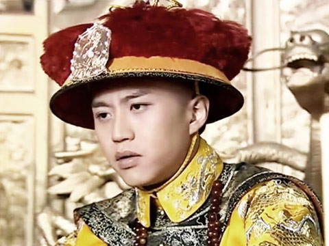 Liên quan đến truyền thuyết “Thuận Trị xuất gia” cho đến tận bây giờ vẫn không ngừng được thêu dệt thêm thắt nội dung và bằng chứng và vẫn được đưa vào phim ảnh, tiểu thuyết, thơ ca. Trong bài “Thanh Băng sơn tán Phật thi” của nhà thơ nổi tiếng nhà Thanh Ngô Vỹ Nghiệp có câu "Phòng tinh cánh vị động, thiên giáng bạch ngọc quan” tương truyền muốn nói rằng khi Đổng Ngạc Phi mất, hoàng đế Thuận Trị đau lòng nên đã “Tây hành” đến Núi Thanh Lương (núi Ngũ Đài sơn) xuất gia. Ảnh: Tạo hình hoàng đế Thiệu Trị trên phim ảnh Trung Quốc.