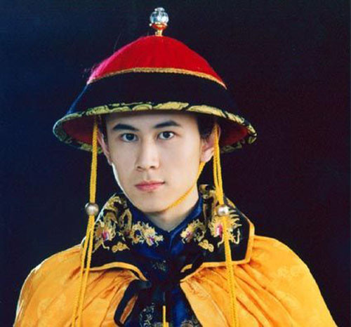 Thực ra những “dẫn chứng” trên không hề có cơ sở khoa học. Nhưng việc Thuận Trị muốn xuất gia là có thật, và ông có cơ duyên với Phật giáo và thông hiểu về đạo Phật. Khi Đa Nhĩ Cổn qua đời, Thuận Trị mới 12 tuổi và bắt đầu trực tiếp quản lý việc triều chính, cũng từ đây ông có được cơ duyên với Phật giáo khi quen biết với Biệt Sơn pháp sư. Năm đó hoàng đế Thuận Trị đi săn và biết trên núi có động Tri Chỉ bên trong có vị biệt sơn pháp sư đã tĩnh tu trong động được 9 năm thì cảm thấy vô cùng khâm phục bèn lên núi thăm. Biệt sơn pháp sư ra khỏi động Tri Chỉ nghênh giá. Sau khi hồi cung, ông lập tức cho mở Vạn Thiện điện ở vườn Tây Uyển Tiêu (còn gọi là vườn Minh Tiêu). Ông thỉnh biệt sơn pháp sư đến điện Vạn Thiện để tu thân, tham thiền. Nhưng sau khi đến theo tính lễ tiết pháp sư bèn từ chối ý tốt của hoàng thượng và trở về núi Cảnh Trung tu luyện. Ảnh: Tạo hình hoàng đế Thiệu Trị thời trẻ trên phim.