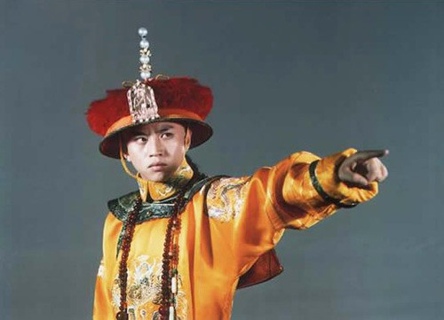 Tuy không giữ chân được biệt sơn pháp sư nhưng đã giúp Thuận Trị khai thông. Ông vui mừng phát hiện ra rằng, trên thế giới còn có một số thế giới độc lập khác như thế giới của những người xuất gia không ăn thức ăn của nhân gian mà tâm tĩnh, không ham hố. Cùng chính từ đó hoàng đế Thuận Trị ngày càng hứng thú với Phật giáo. Ông thường xuyên thỉnh các cao tăng của Phật giáo đến Vạn Thiện điện. Ông bắt đầu tin và cho rằng ngôi cao quyền trượng của bản thân chẳng qua cũng chỉ là phù du. Kiếp lai sinh ở đâu chưa thể biết, chỉ cần kiếp này thành tâm tham thiền ngộ pháp mới có thể thoát được bể khổ vô tận của kiếp người. Chính vì thế mà đam mê của Thuận Trị với Phật giáo ngày càng sâu sắc, thậm chí rất nhiều lần đã muốn xuất gia và nguyện vọng này có liên quan sâu sắc với sự bất mãn trong cuộc sống hiện tại. Ảnh: Tạo hình hoàng đế Thiệu Trị trên phim.