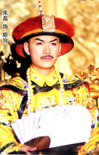 Cuối cùng Thuận Trị không thể hoàn thành được tâm nguyện xuất gia. Đêm mùng 5 sáng mùng 6 tháng 2 năm 1661, Thuận Trị băng hà vì mắc đậu mùa. Sau khi ông mất, cuối cùng Hiếu Trang hoàng thái hậu đã chọn Huyền Diệu (Khang Hy) kế vị vì Huyền Diệu đã từng khỏi đậu mùa. Sau 2 năm Khang Hy kế vị đã cho táng Thuận Trị tại Hiếu lăng với Đổng Ngạc Phi và mẹ đẻ của Khang Hy là Hiếu Khang Chương hoàng hậu. Dù sao với một thiên tử si tình như Thuận Trị được chết chung một huyệt với người trong mộng cũng đã được an ủi phần nào.