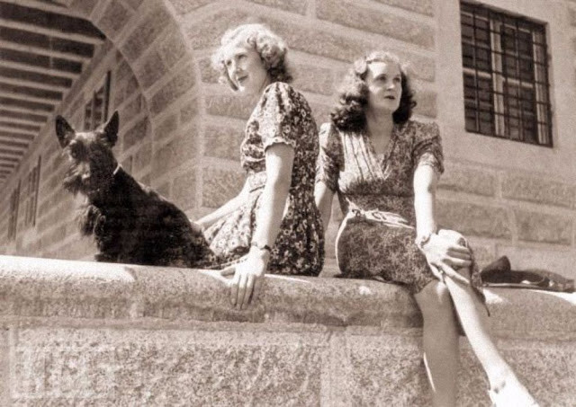 Tình nhân lâu năm của trùm Hitler Eva Braun (trái) chụp hình với em gái năm 1943. Ảnh VT