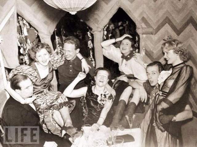 Cô cùng bố mẹ và chị gái, em gái vui vẻ trong lễ hội hóa trang năm 1938. Ảnh VT