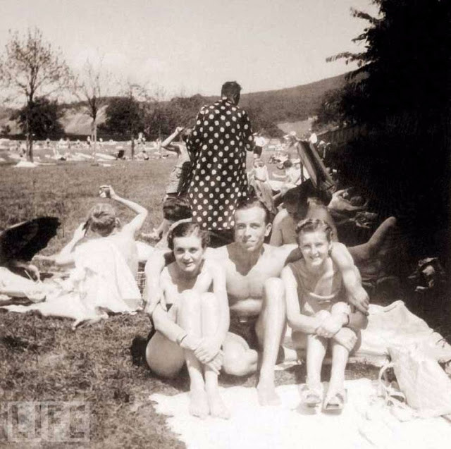 Eva Braun (trái) cùng bạn bè trong lần đi nghỉ mát ở Bad Godesberg, Đức năm 1937. Ảnh VT