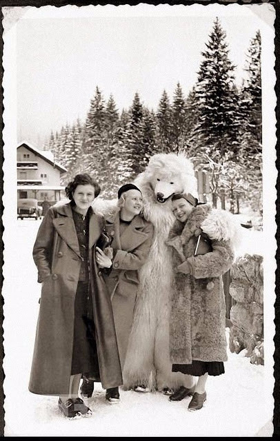 Eva Braun và bạn bè đi chơi trên đỉnh núi tuyết Alps, Đức năm 1935. Ảnh VT