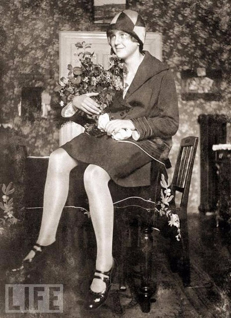 Cô ngồi trên chiếc bàn trong phòng khách nhà bố mẹ ở Munich, Đức năm 1929. Ảnh VT