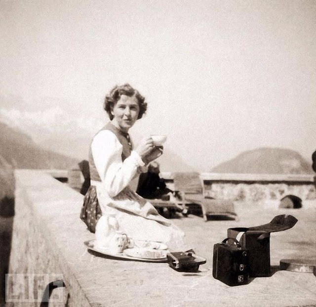 Eva Braun ngồi trên sân thượng tại Berghof, nhà của Hitler trên đỉnh Alps năm 1942. Ảnh VT