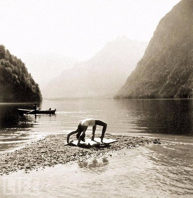 Eva Braun thực hiện động tác yoga bên hồ Konigssee năm 1942. Ảnh VT