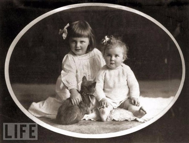 Eva Braun, vợ trùm phát xít Hitler, và chị gái Ilse trong tấm hình lúc nhỏ chụp năm 1913. Ảnh VT
