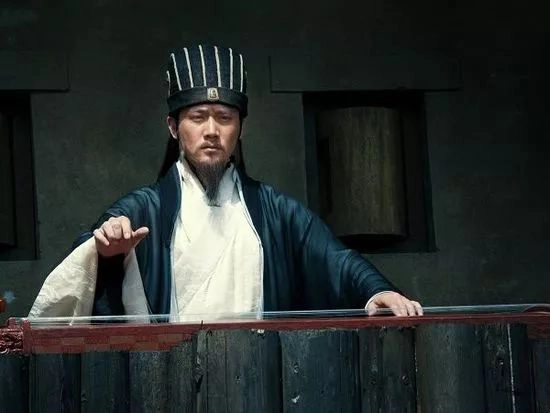 Dù có nhiều câu chuyện và tiểu thuyết mô tả về Gia Cát Lượng, thông tin về ngoại hình của ông trong lịch sử rất hạn chế. Chỉ một câu trong "Tam quốc chí" mô tả ông "có khí chất anh bá, thân cao tám thước, dung mạo khôi vĩ khác hẳn người thường".