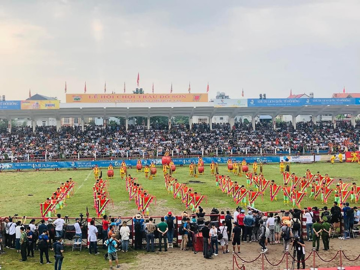 Từ sáng sớm, hàng vạn người đã đội mưa, chen chân về xem Lễ hội chọi trâu Đồ Sơn, Hải Phòng.