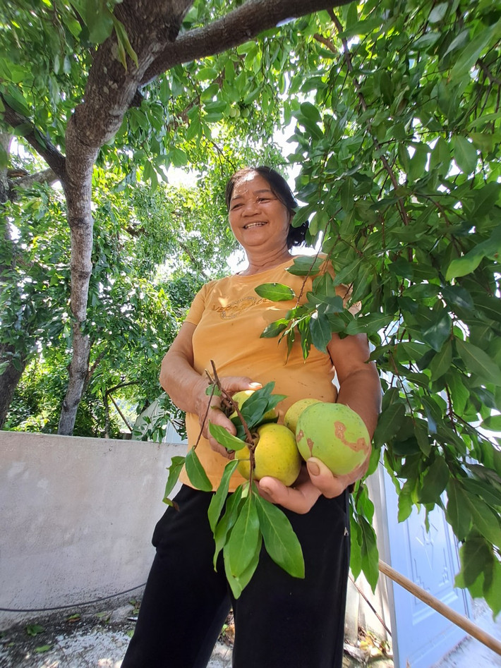 Bà Nguyễn Thị Thơm, làm việc tại đền Cô Chín cho biết, hàng năm cứ đến rằm tháng 7, tháng 8 là thị lại vào mùa, hương thơm bay ngào ngạt cả một vùng