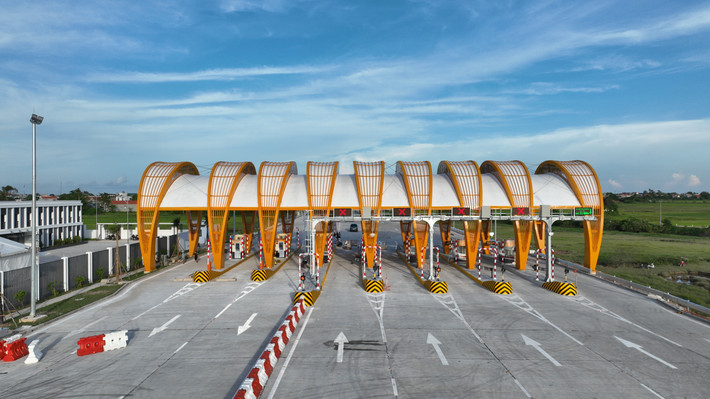 Cao tốc Vân Đồn - Móng Cái hoàn thành sẽ rút ngắn thời gian từ Hà Nội đi Móng Cái chỉ còn hơn 3 tiếng thay vì gần 6 tiếng, đồng thời đưa Quảng Ninh trở thành tỉnh có số km đường cao tốc lớn nhất cả nước với chiều dài 176km kết nối ba sân bay (Nội Bài - Cát Bi - Vân Đồn), ba khu kinh tế với một cửa khẩu Quốc tế.