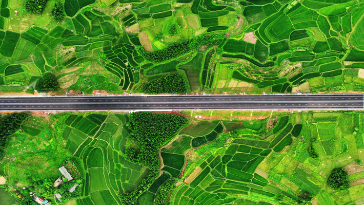 Tuyến Vân Đồn - Tiên Yên dài 16km có mức đầu tư 3.658 tỷ đồng được đầu tư bằng vốn ngân sách của tỉnh Quảng Ninh. Tuyến Tiên Yên – Móng Cái dài 64km có mức đầu tư 9.113 tỷ đồng được đầu tư theo phương thức đối tác công tư do Công ty TNHH Đầu tư và Phát triển hạ tầng Vân Đồn (thuộc Tập đoàn Sun Group) làm chủ đầu tư