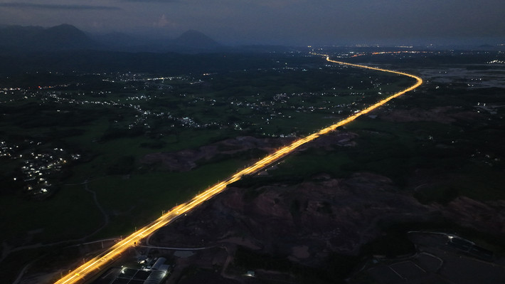 Hệ thống đèn chiếu sáng trên cao tốc Vân Đồn – Móng Cái dài hơn 80km sẽ kết nối với hệ thống đèn sẵn có trên cao tốc Hải Phòng – Hạ Long – Vân Đồn, trở thành tuyến cao tốc có hệ thống chiếu sáng dài nhất Việt Nam với 176km.